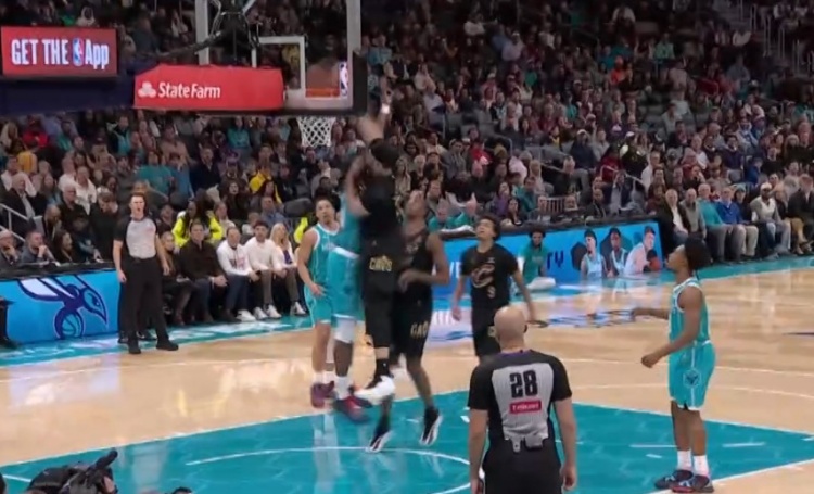 yabo sports-泰山压顶！南斯篮下接球起飞 单臂暴力隔扣迪亚巴特