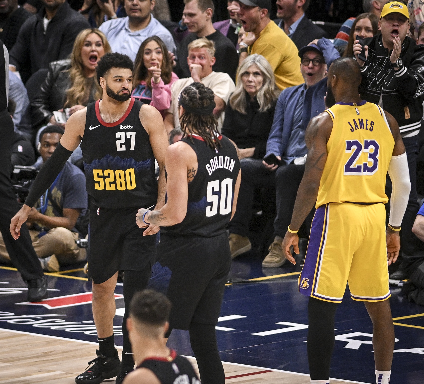 亚博体育官网-称赞老对手！詹姆斯：我认为穆雷毫无疑问是今年的全明星球员