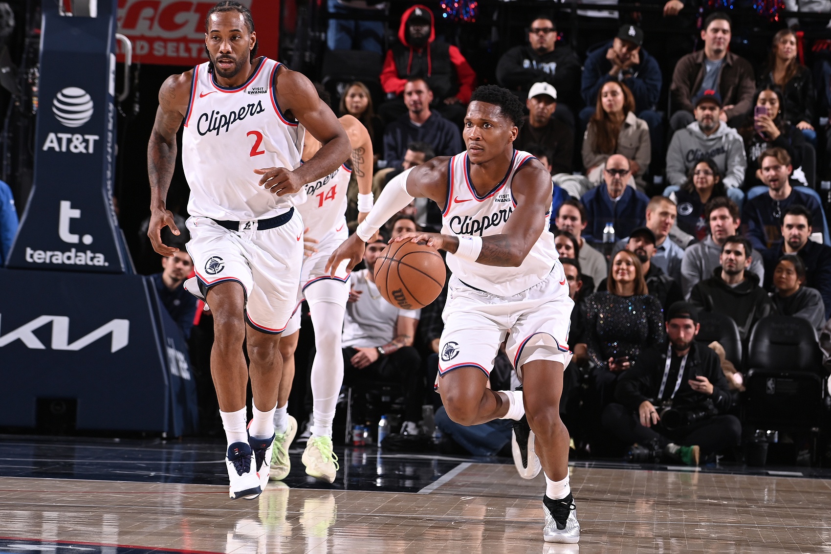 亚博体育官方网站-用83天创造奇迹！快船交易后并未放弃 两大新援成战神卡左膀右臂